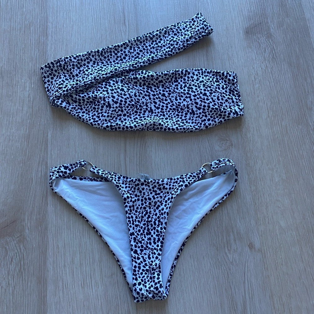 White and black leopard bikini set